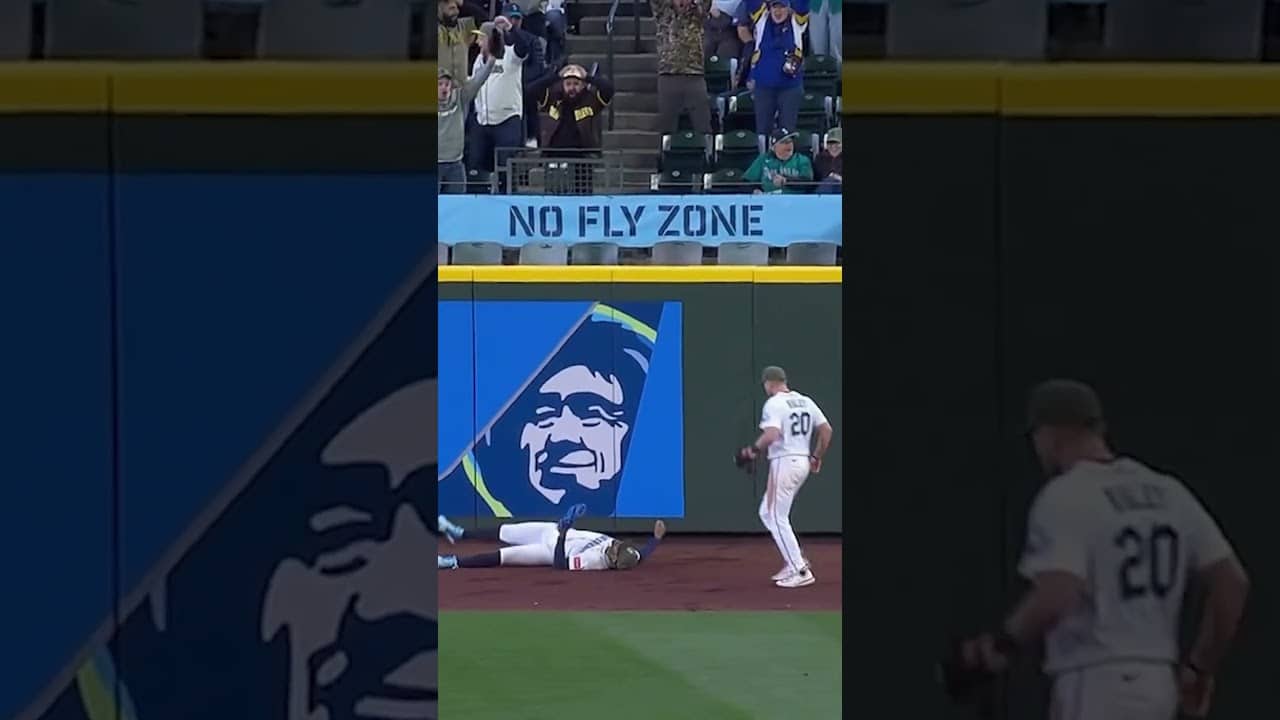 NO FLY ZONE!! Julio Rodríguez takes a home run away🙅