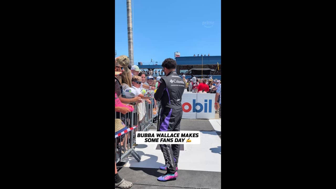 Bubba Wallace Takes The Time For Fans ❤️