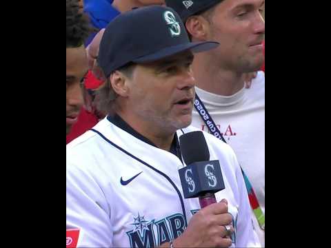 USMNT head coach Mauricio Pochettino throws out first pitch during Fourth of July weekend 🇺🇸