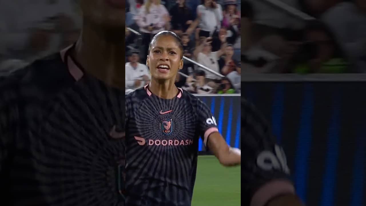 Sveindís Jónsdóttir picks a pocket and finds the back of the net 💥 #nwsl #soccer #football