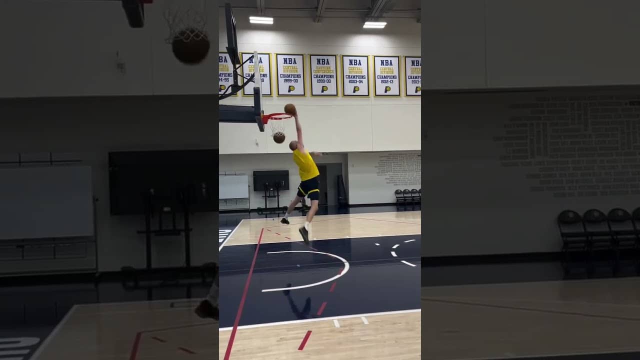 Jay Huff’s Dunk Package is Unmatched 🔁  (🎥/ig jay.huff.142)