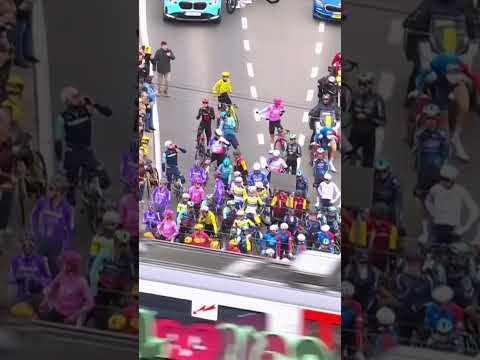 Chaos in Flanders as a train split the bunch in two 😮 The break carry on unhindered 😩