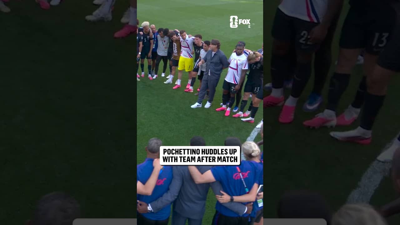 Mauricio Pochettino talks to his US team after the match