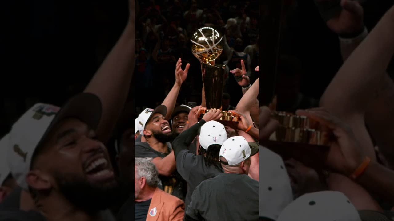 The Knicks hoist the Larry O’Brien trophy 🏆
