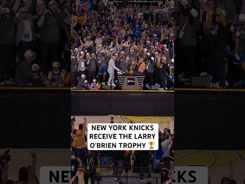 The Knicks receive the Larry O’Brien trophy 🏆