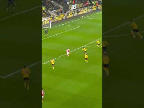LEFT BACK FINISHES LIKE A STRIKER! HINCAPIE'S FIRST GOAL