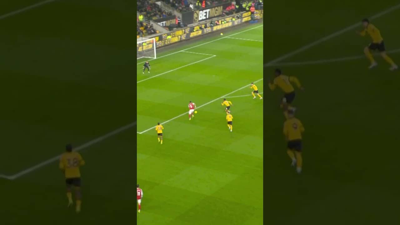 LEFT BACK FINISHES LIKE A STRIKER! HINCAPIE'S FIRST GOAL
