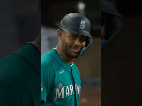 JACKSON MERRILL ROBS JULIO RODRÍGUEZ OF A HOMER! 😯