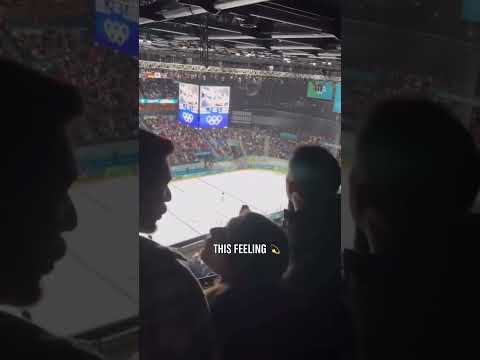 When fans at the women's ice hockey game at #MilanoCortina2026 started singing. 📹: nottherealgreeny