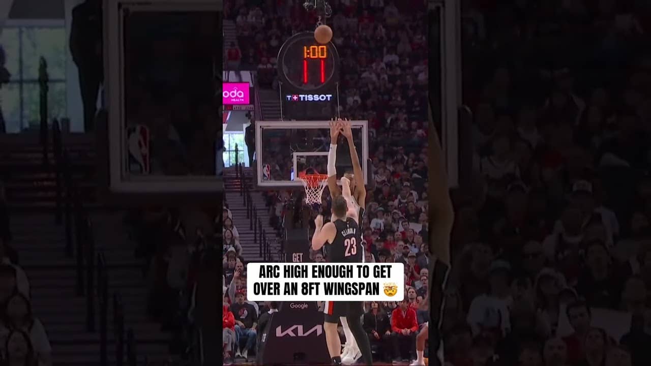 Donovan Clingan somehow got off the 3 over both outstretched arms of Wemby 😳😳
