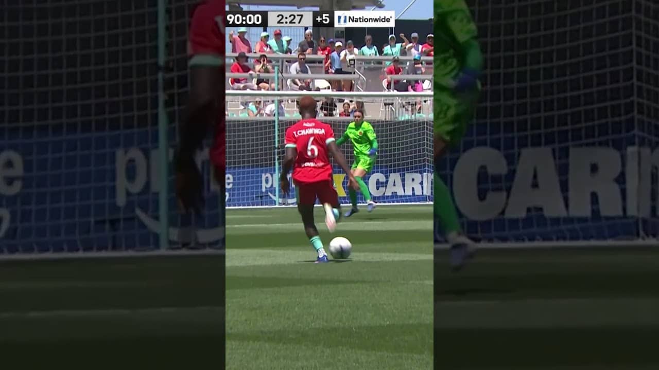 Temwa Chawinga unselfishly finds Haley Hopkins for a goal in stoppage time 😤