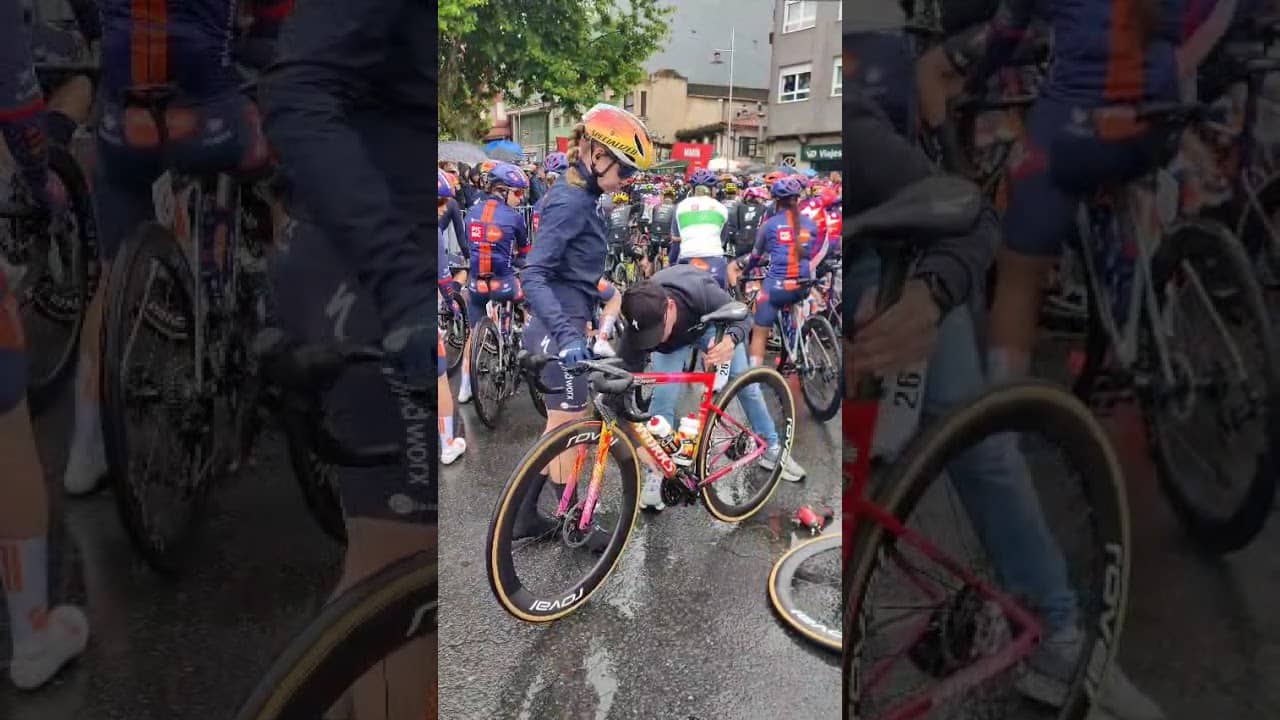 Not ideal timing for Anna van der Breggen, but a speedy change and she’s away with the peloton 🙌