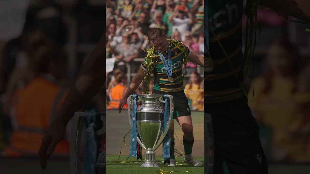 Tommy Freeman and Fin Smith celebrate Northampton Saints’ @PREM-Rugby title win 🏆