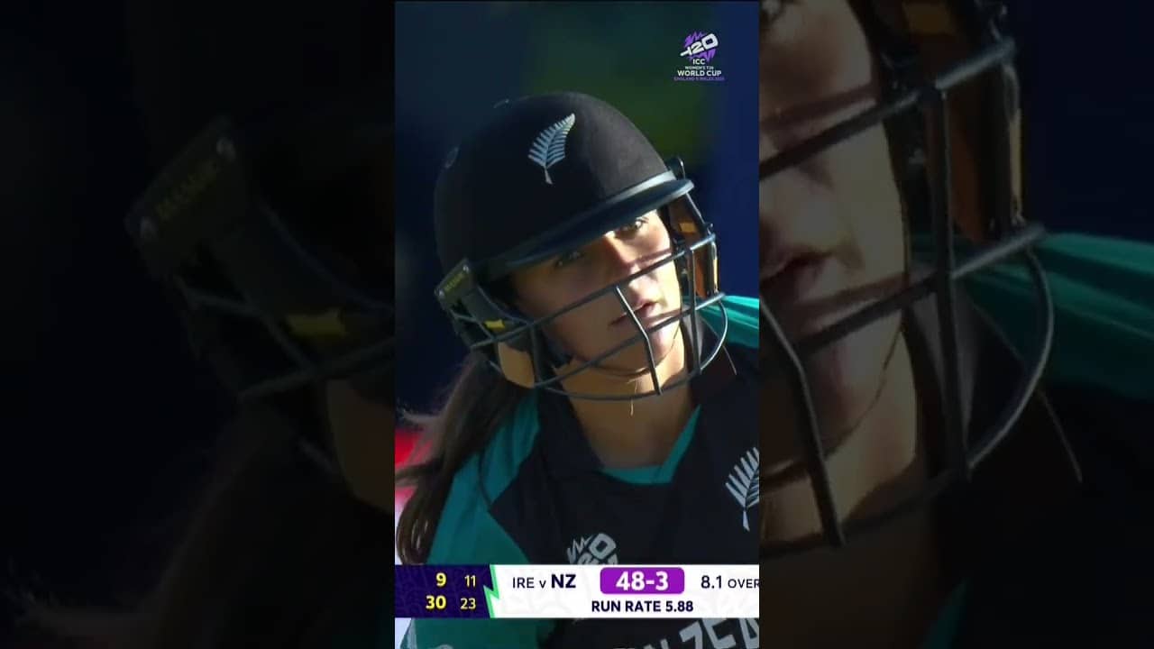Cara Murray gets the big wicket of Melie Kerr and Ireland are ecstatic 😍 #T20WorldCup