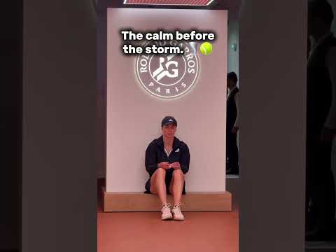 A quiet moment for Svitolina before stepping onto the court. 🎾🧘‍♀️#rolandgarros