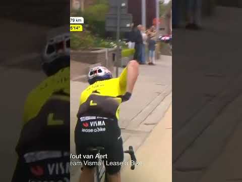 Undressing on the go for Wout van Aert 🔄 The overshoes are off, things are hotting up in Flanders 🔥