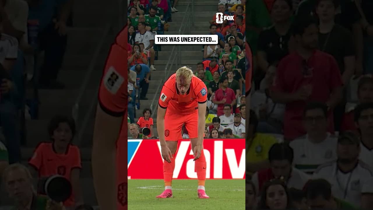 Jan Paul van Hecke started bleeding from the head after this play