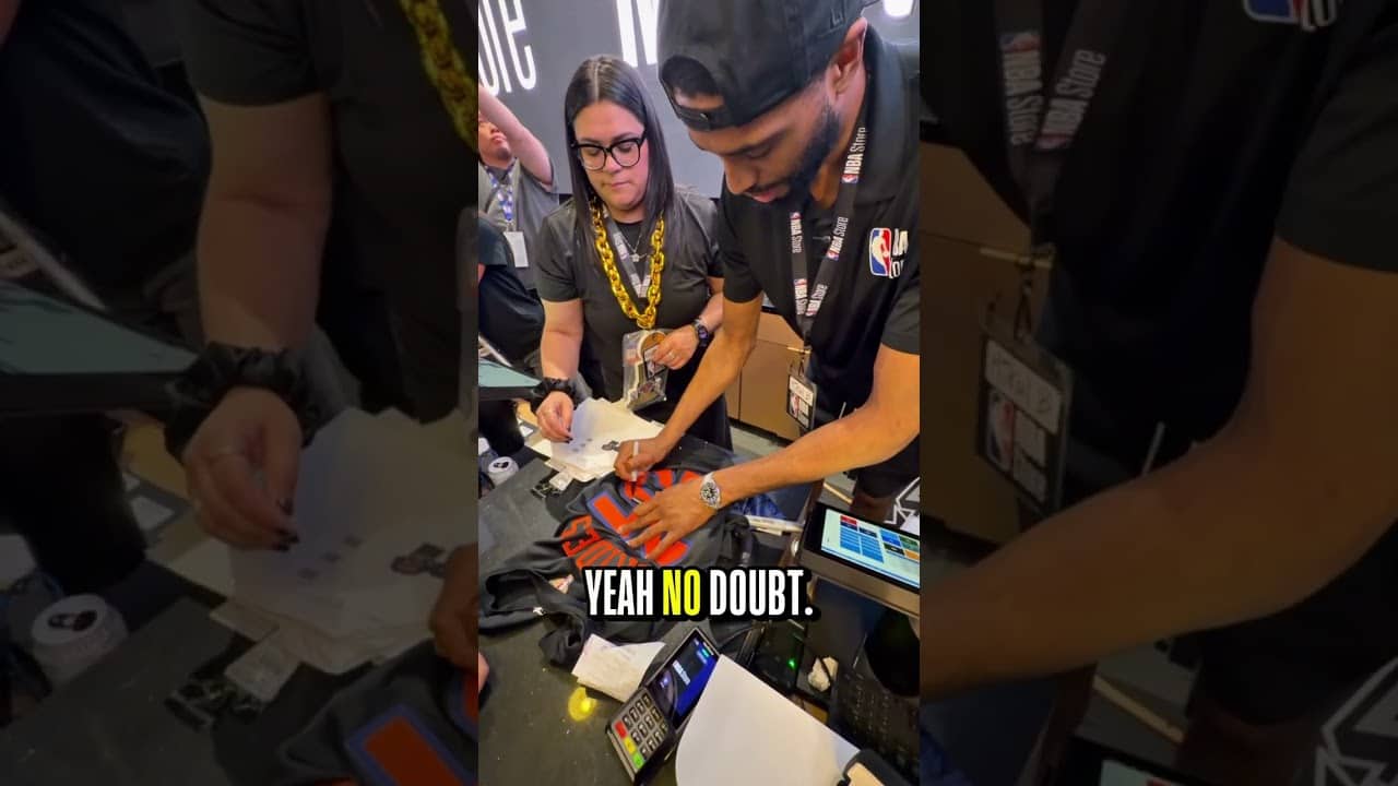 Mikal Bridges surprises Knicks fans at the NBA Store 🙌
