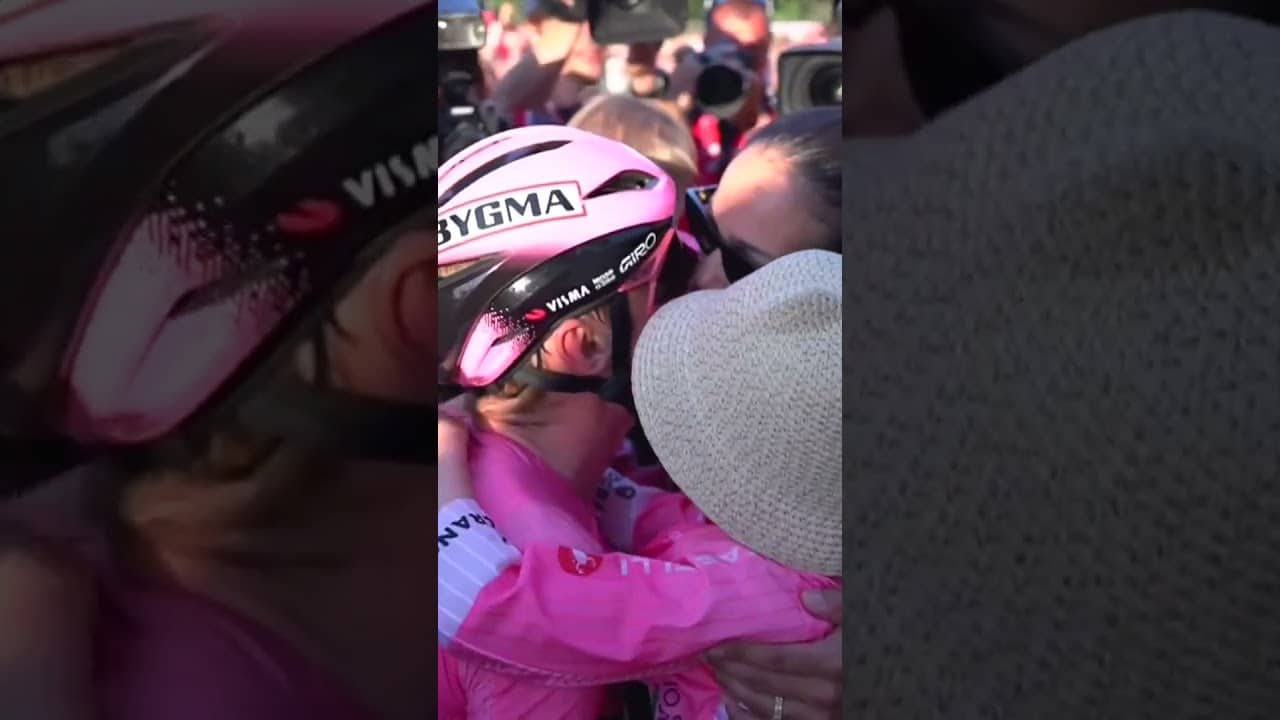 Victory, sealed with a kiss 😘🥹 Jonas Vingegaard was joined at the Giro’s finish line by his family.