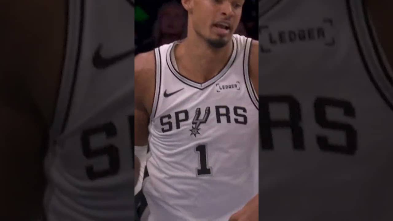 That 🦊➡️👽 connection #spurs #nba #playoffs #deaaronfox #wemby
