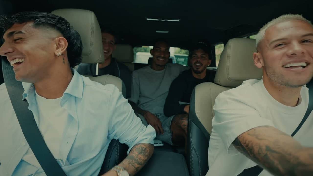 Hot dogs, dating shows, roommates… se habló de todo. 🤣 | Lexus Behind The Wheel, Part 2