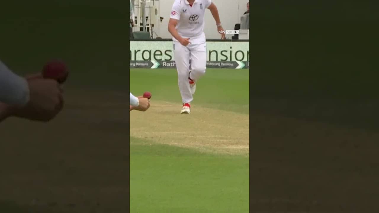 The perfect teamwork from James Rew and Joe Root 😅