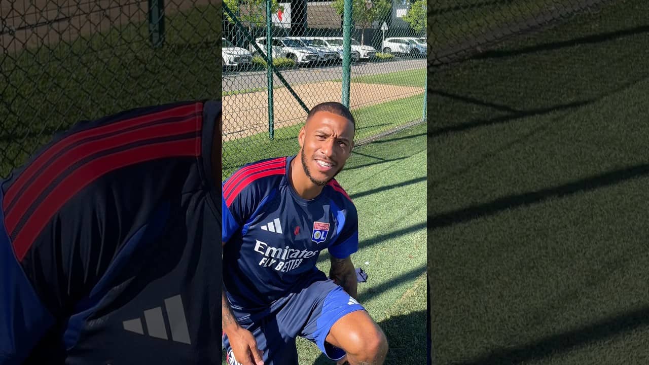 ⚽️ Ainsley déjà à l’affût des retards, les conseils de Clinton aux plus jeunes... #ol #football
