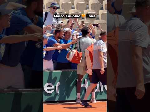 Selfies and hugs time 😄🤗 #rolandgarros #MoiseKouame