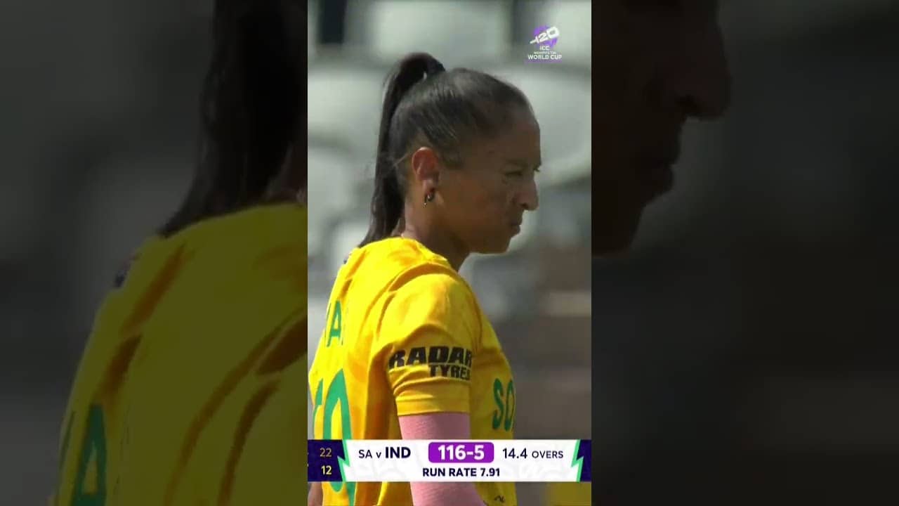 Shabnim Ismail comes out on top in the heavyweight battle against Harmanpreet Kaur 😯 #T20WorldCup