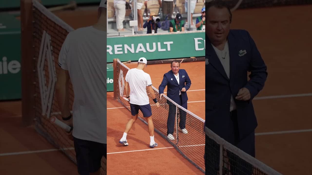 Now on court Simonne-Mathieu 🍿👀 #RolandGarros  #tennis #sports