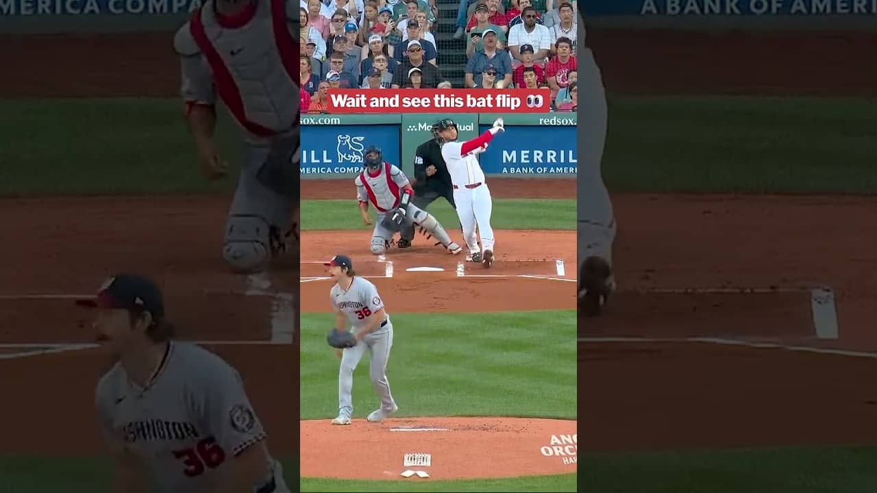 Willson Contreras with a towering bat flip after crushing this one 😮
