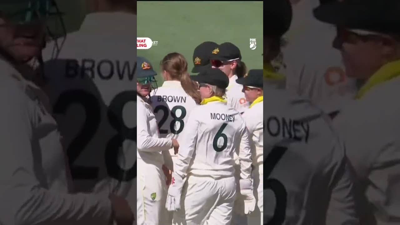 Harmanpreet Kaur gets dismissed by a Darcie Brown special! #AUSvIND