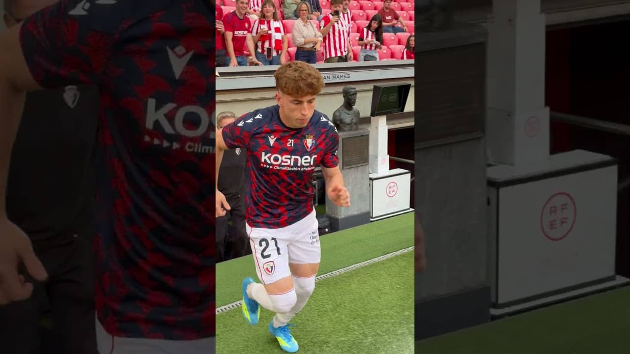 Los jugadores de Osasuna saltan al césped de San Mamés previo al #AthleticOsasuna | C. A. Osasuna