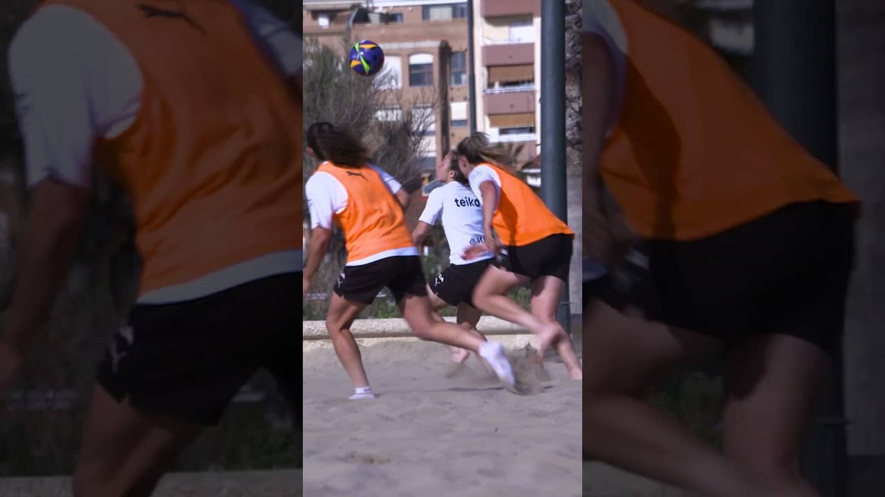 ☀️ Sesión especial de 𝐟𝐮́𝐭𝐛𝐨𝐥 𝐩𝐥𝐚𝐲𝐚 ⚽️🏖 del Valencia CF Femenino 🦇