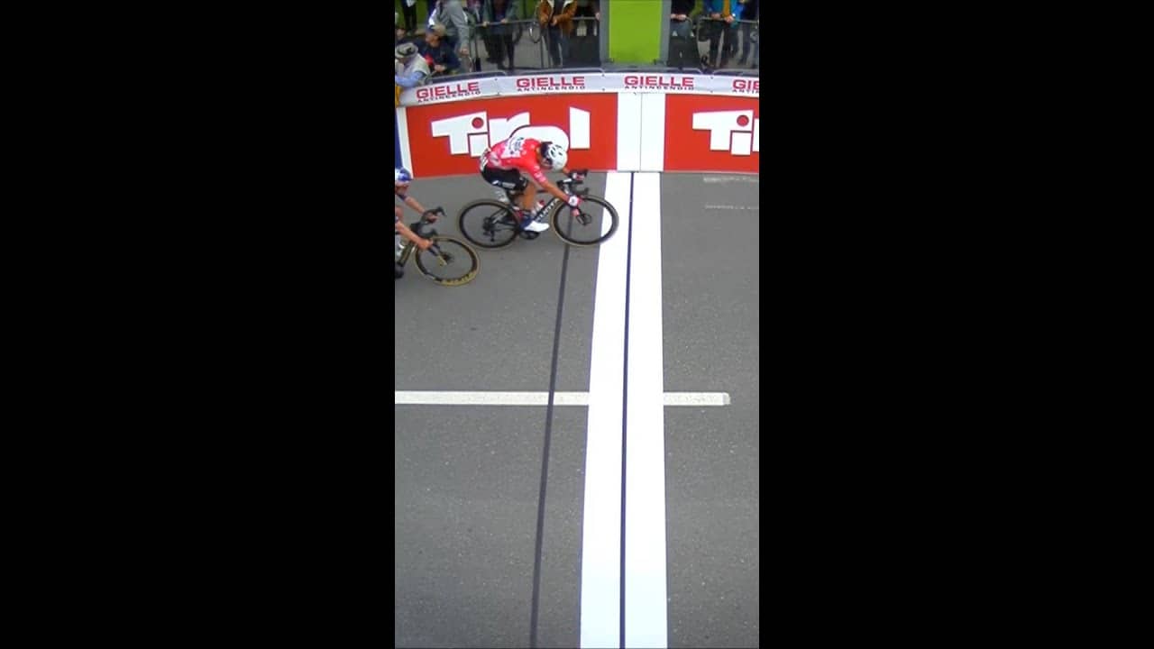 Tommaso Dati denies Tom Pidcock of the opening stage at the Tour of the Alps! 💪🇮🇹