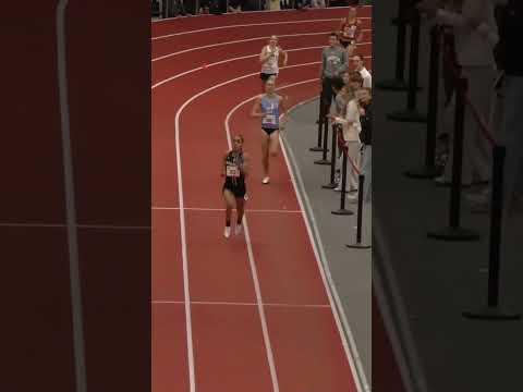 Salma Elbadra storms to the win in the Women’s 3000m in 8:41.76 😤🔥