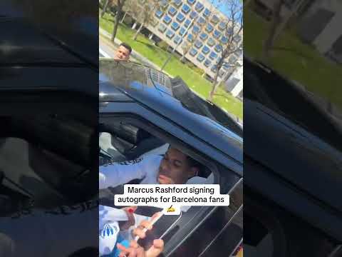 Marcus Rashford signing autographs for Barcelona fans ✍️