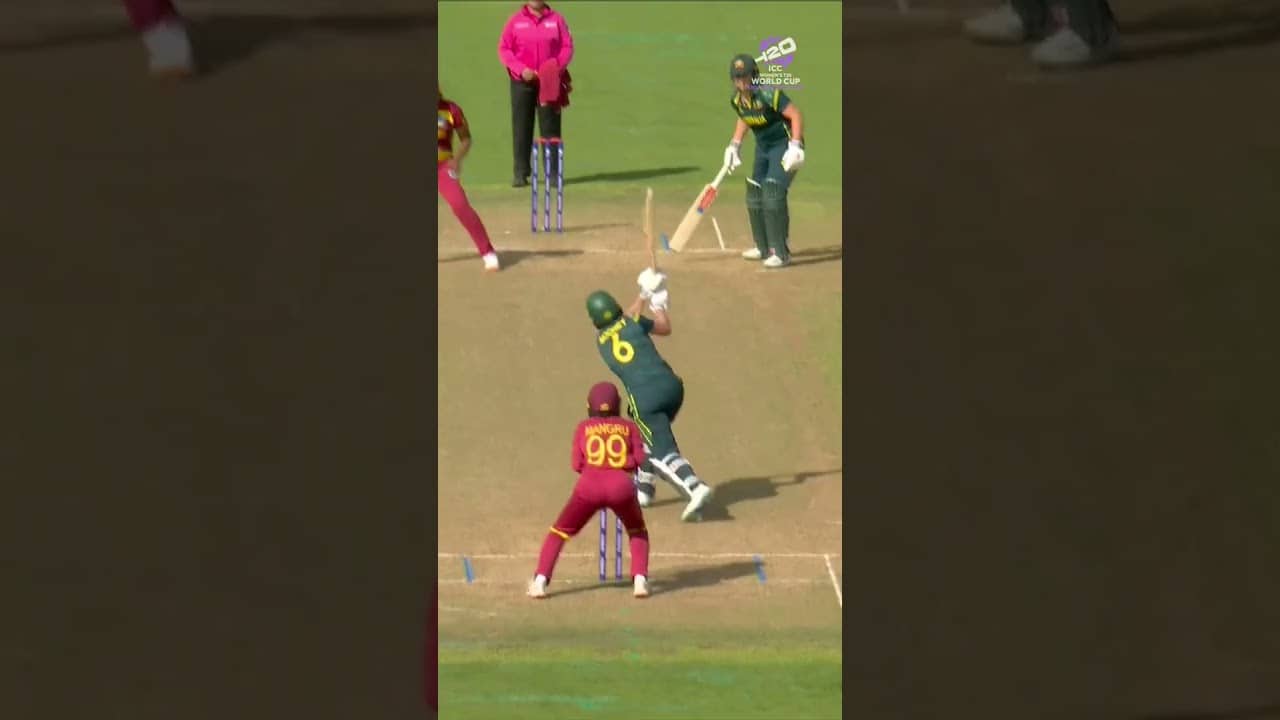 Straight down the ground from Beth Mooney 🚀 #t20worldcup