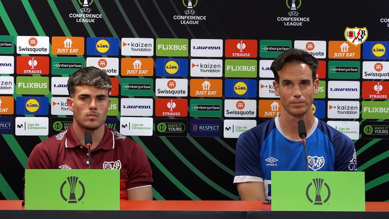 Íñigo Pérez y Pep Chavarría en la previa del Rayo Vallecano - AEK de Atenas