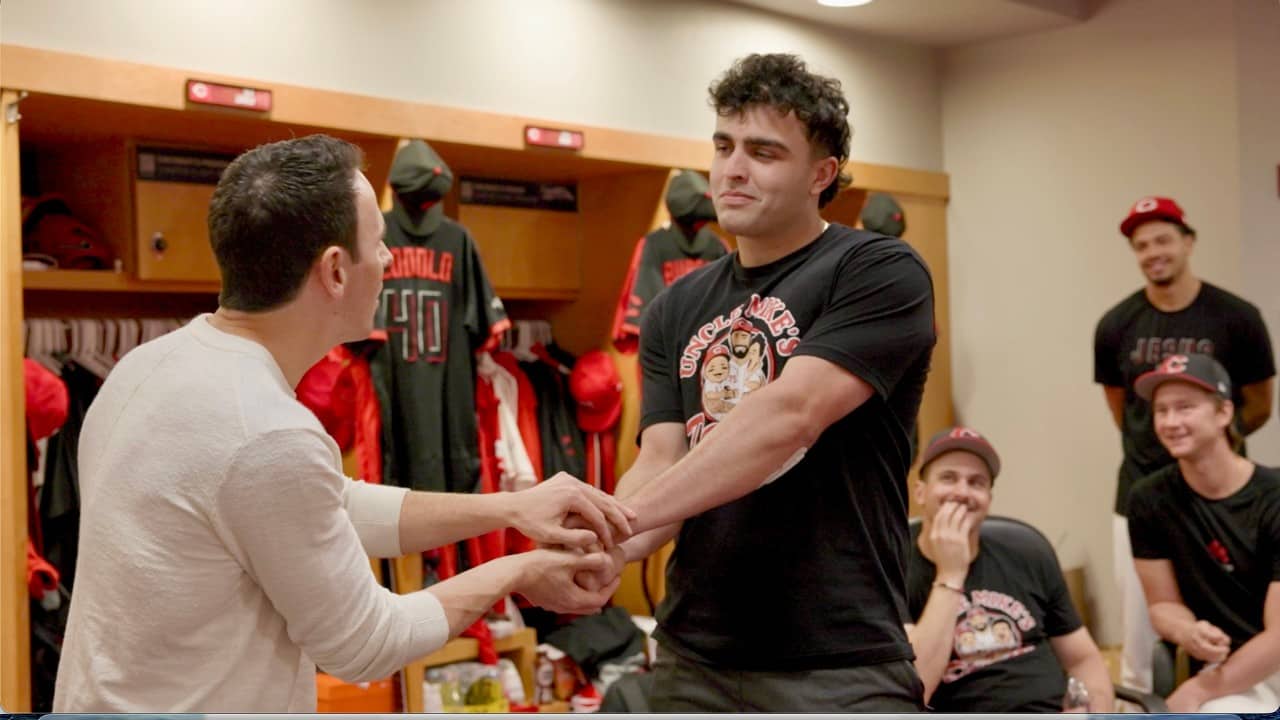 Mentalist Oz Pearlman visits the Reds Clubhouse