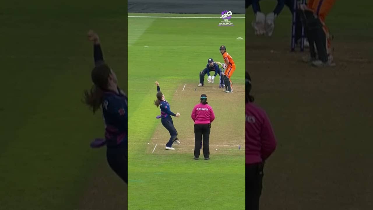 Katherine Fraser strikes clean through Phebe Molkenboer's defence 👌