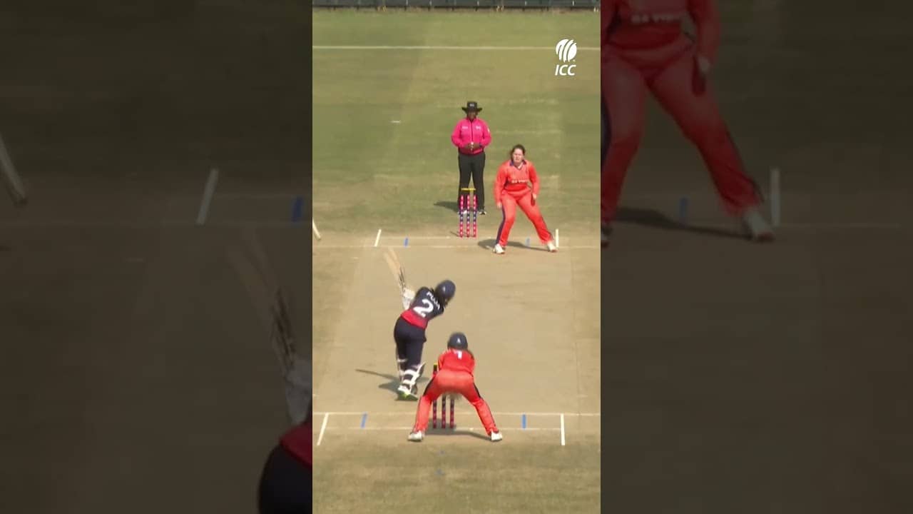 Superb bowling from Caroline de Lange 🪄