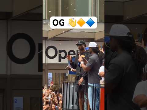 OG is so excited at the Knicks championship parade can’t you tell? 😅