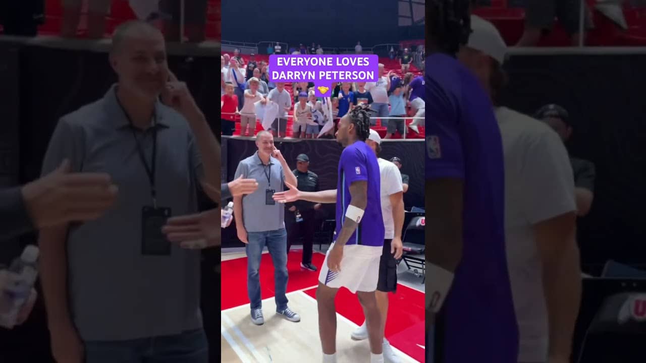 Darryn Peterson with some postgame daps and autographs for the fans after his performance!