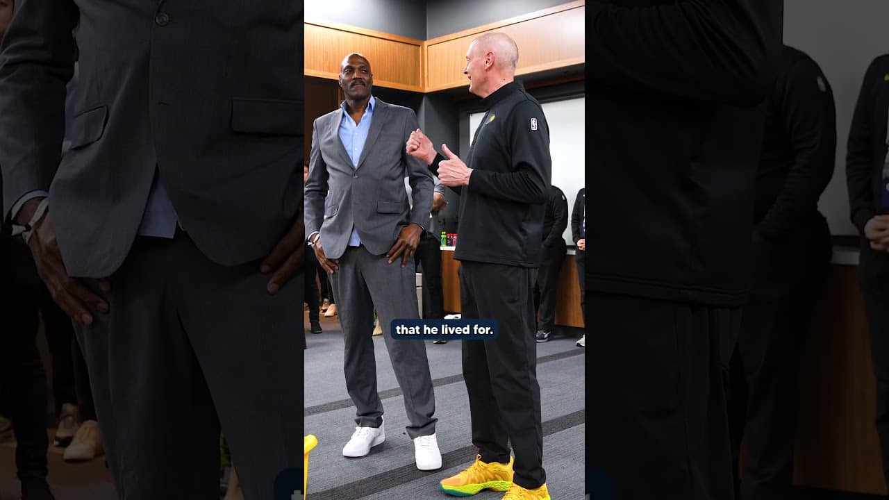 Coach Carlisle Invited Dale Davis into the Locker Room After Tonight’s Fame to Meet the Team