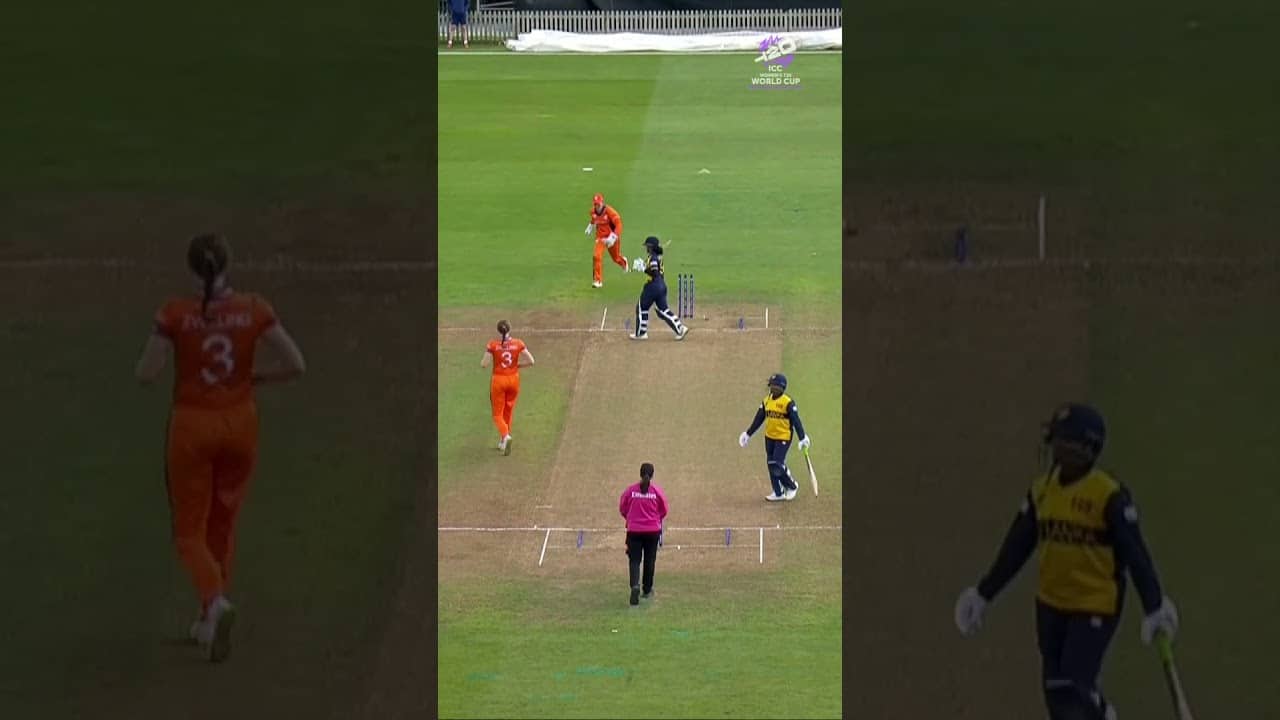 Iris Zwilling on the money for a prized wicket 💪