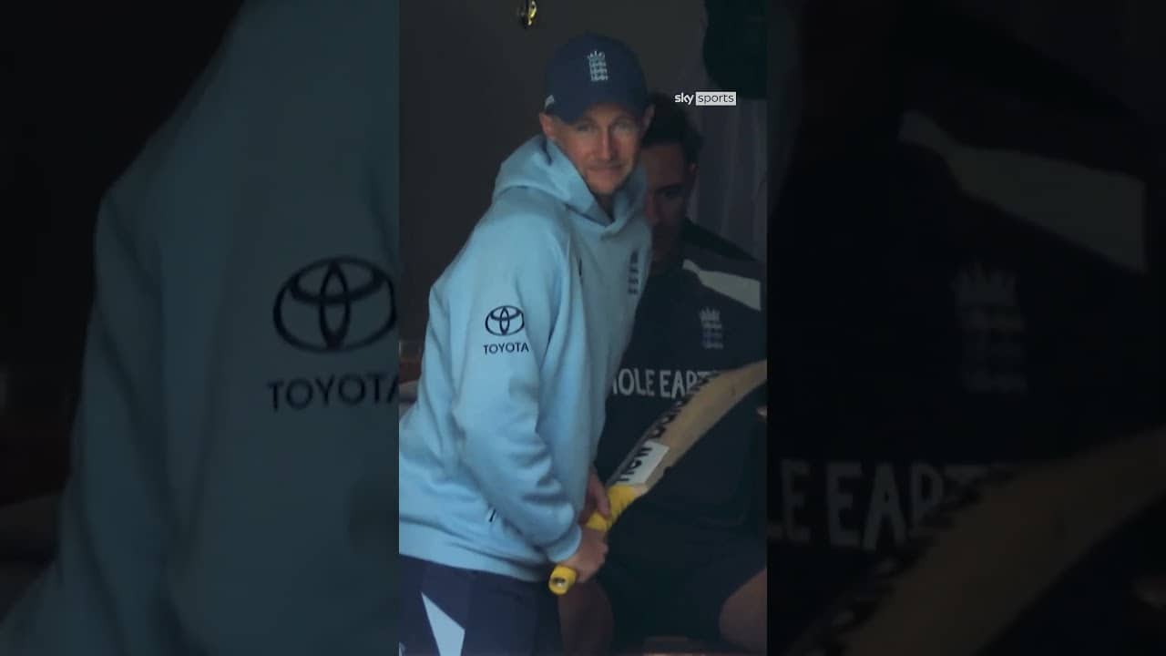Joe Root shadow-batting... left-handed! 😅🤌