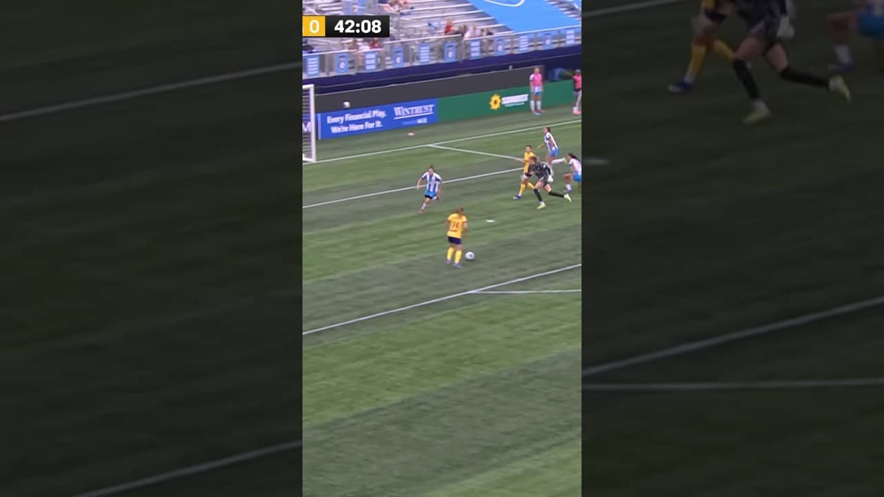 Cloé Lacasse doesn’t miss 🎯⚽️🧊 #nwsl #soccer #football