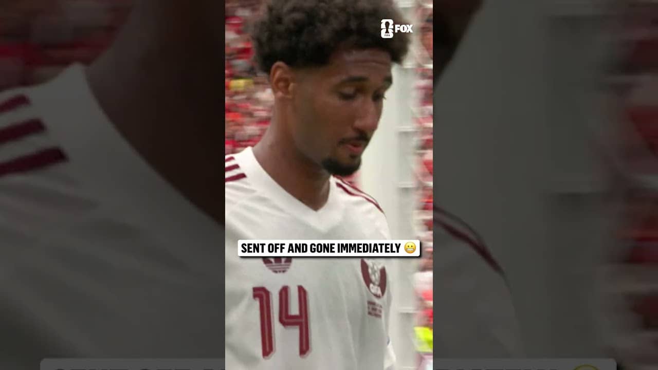 A poorly timed challenge sees Qatar get sent to 10 men