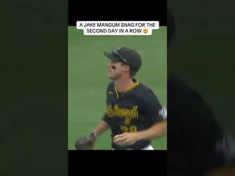 A sliding catch with bases loaded 😳